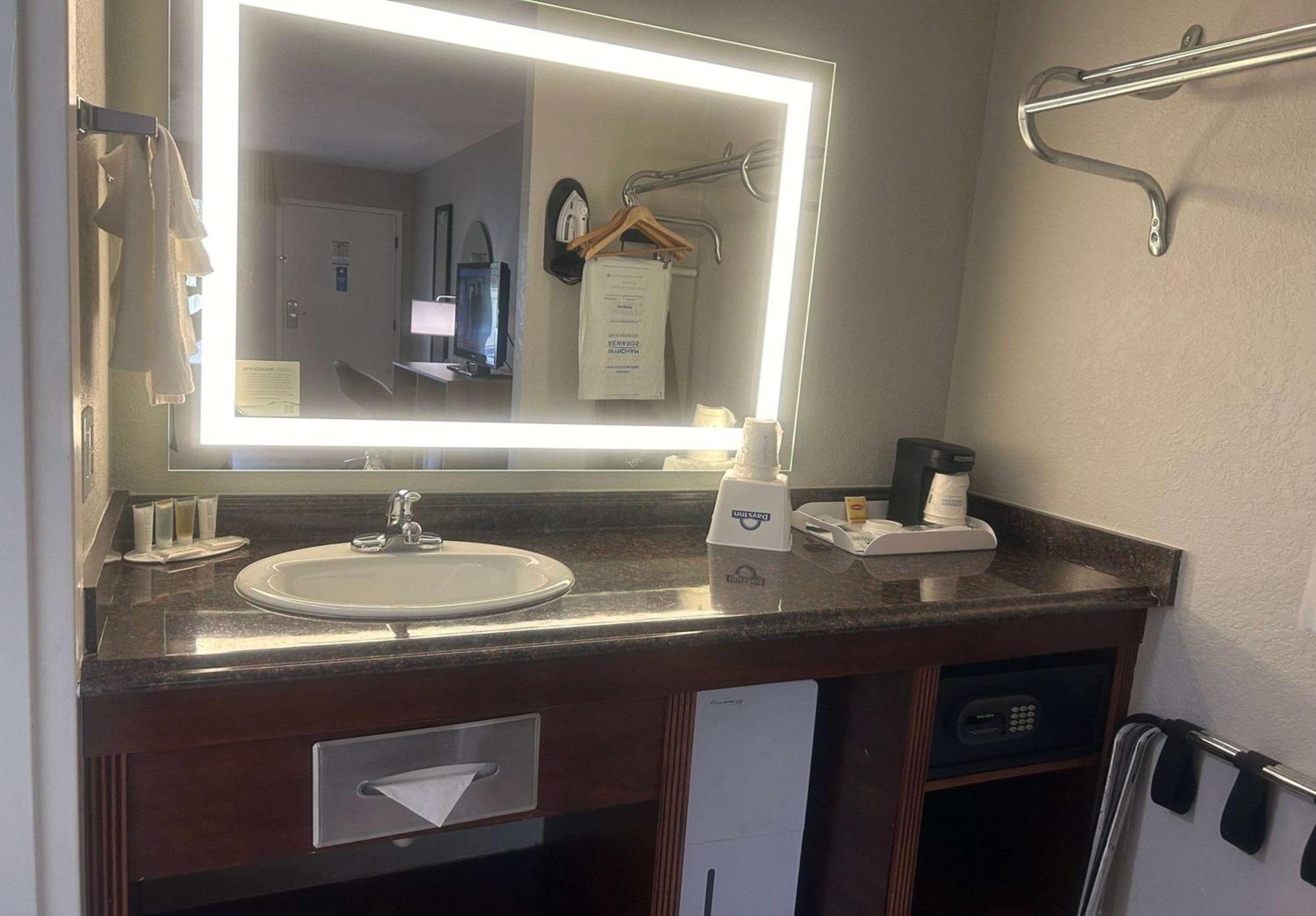 Days Inn By Wyndham Port Charlotte Town Center エクステリア 写真